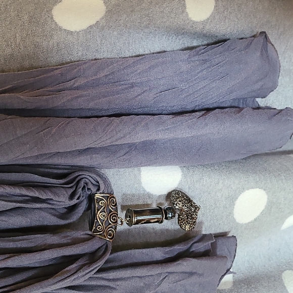 Scarf with heart charm - Picture 3 of 3